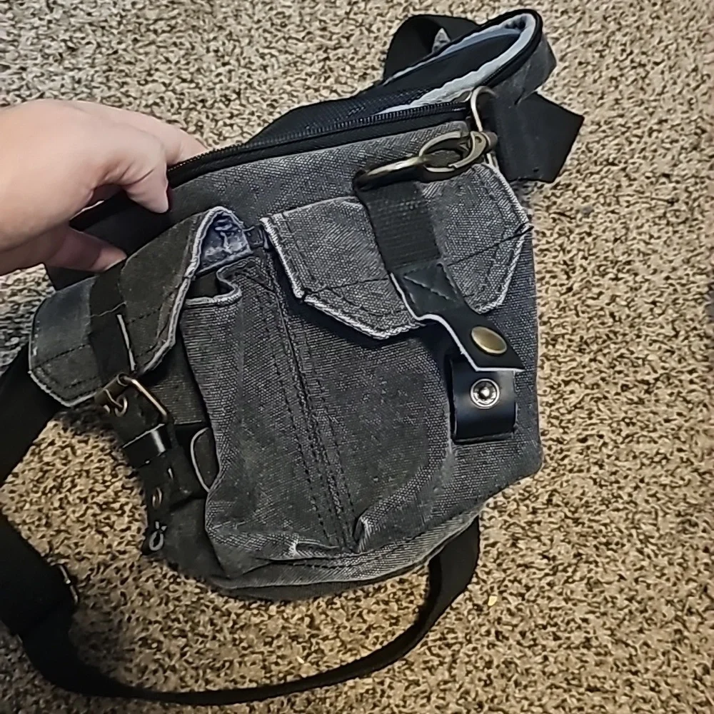 Evecase camera crossbody.